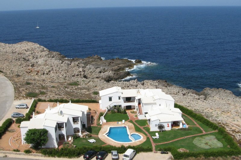 Vista de los apartamentos Rocas Marinas desde el aire, en la costa de Menorca.