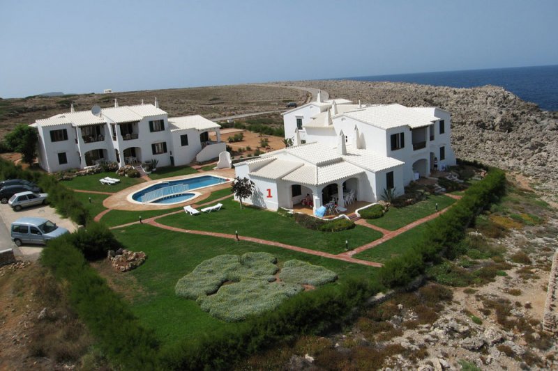 Vista de los apartamentos Rocas Marinas situados en la costa de Menorca.