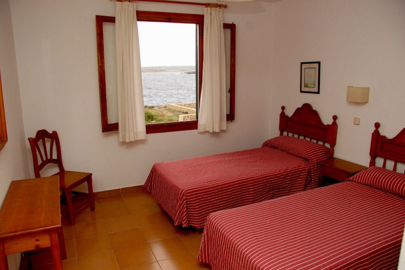 Habitación bien iluminada con camas individuales del apartamento Rocas Marinas 8R.